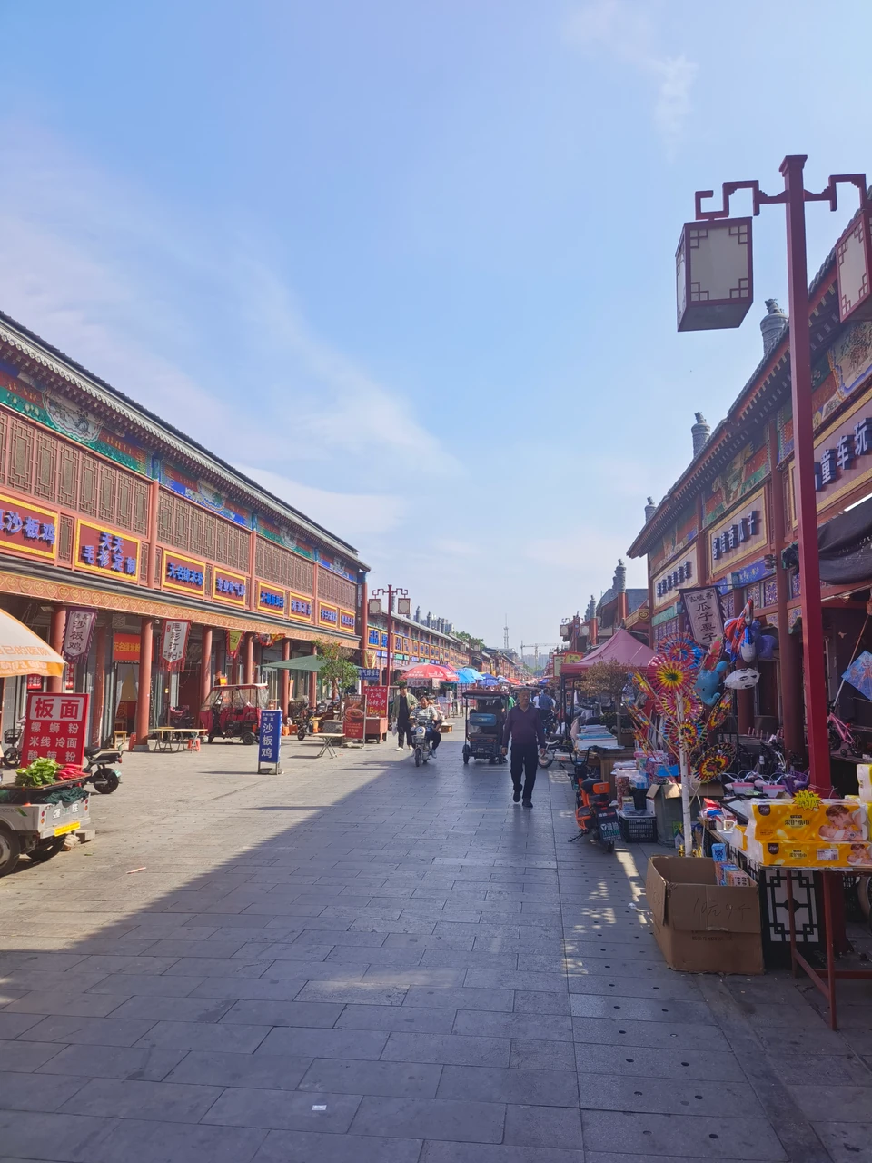Stalls and pedestrians on Zhuozhou's Gulou Street