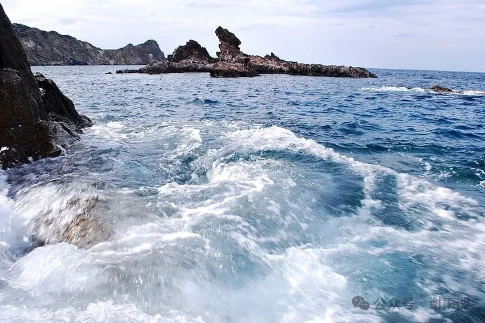Coastal scene with waves crashing against rocks