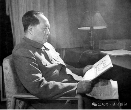 毛泽东坐在椅子上阅读