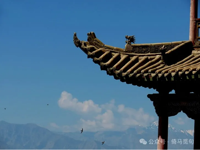 蓝天下的传统建筑屋檐与远山