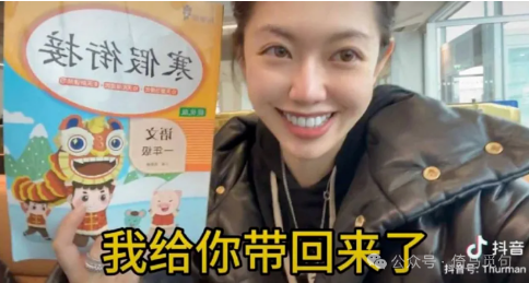 猫一杯拿着作业本的视频画面