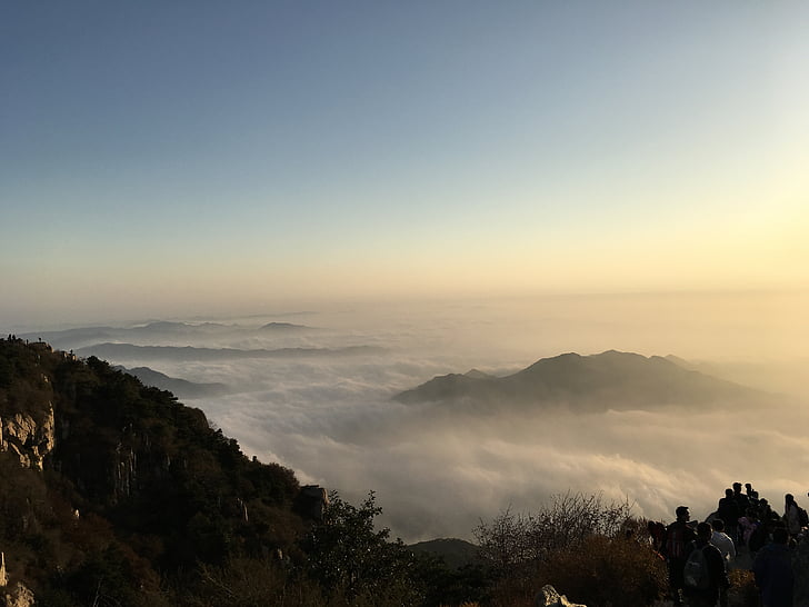 山顶远眺云海与日光