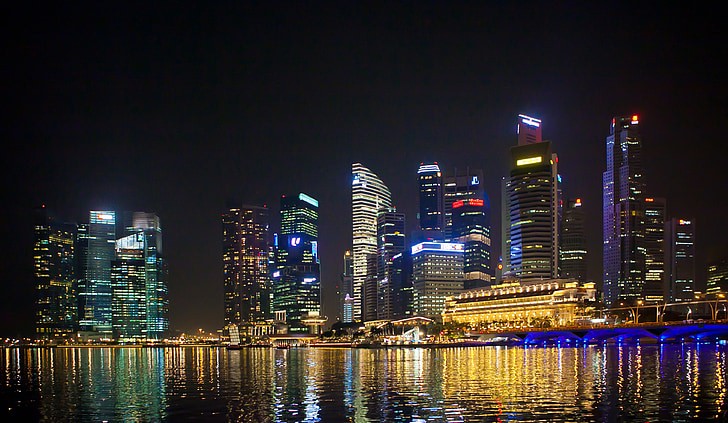 新加坡滨水高楼夜景及水面倒影