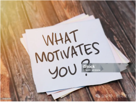 写有“WHAT MOTIVATES YOU?”的纸张
