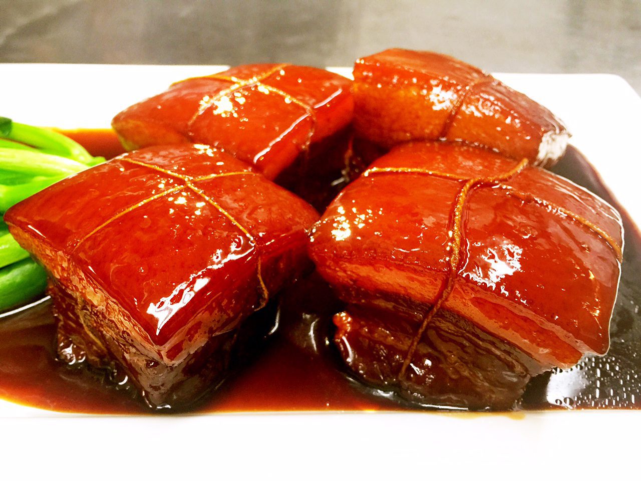 碗中撒葱的东坡肉