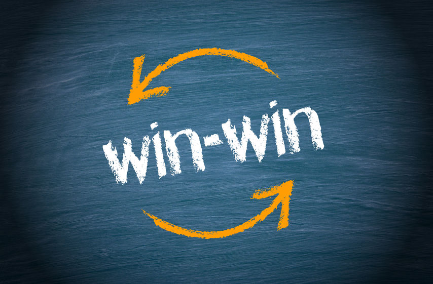 黑板上的WIN-WIN文字与橙色双向箭头