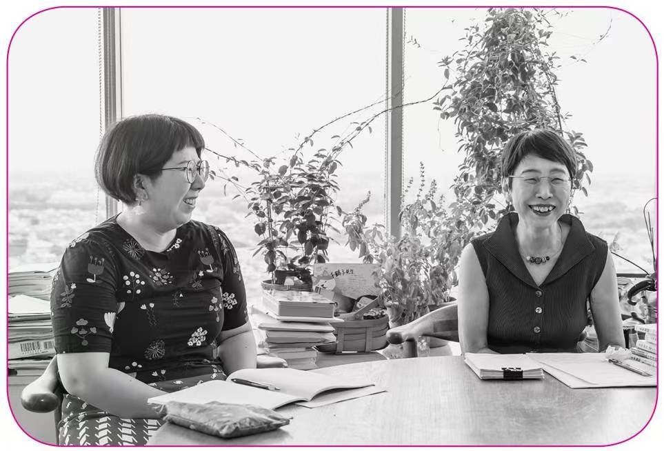 上野千鹤子与田房永子在桌旁对谈