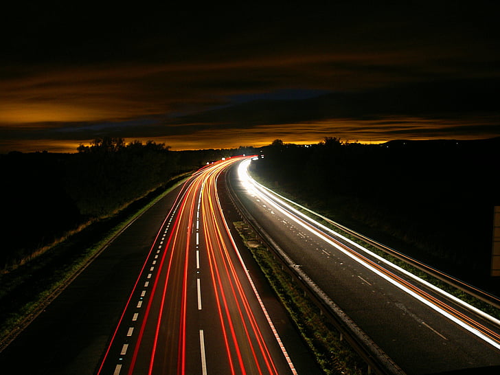 夜间高速公路的红白车灯轨迹