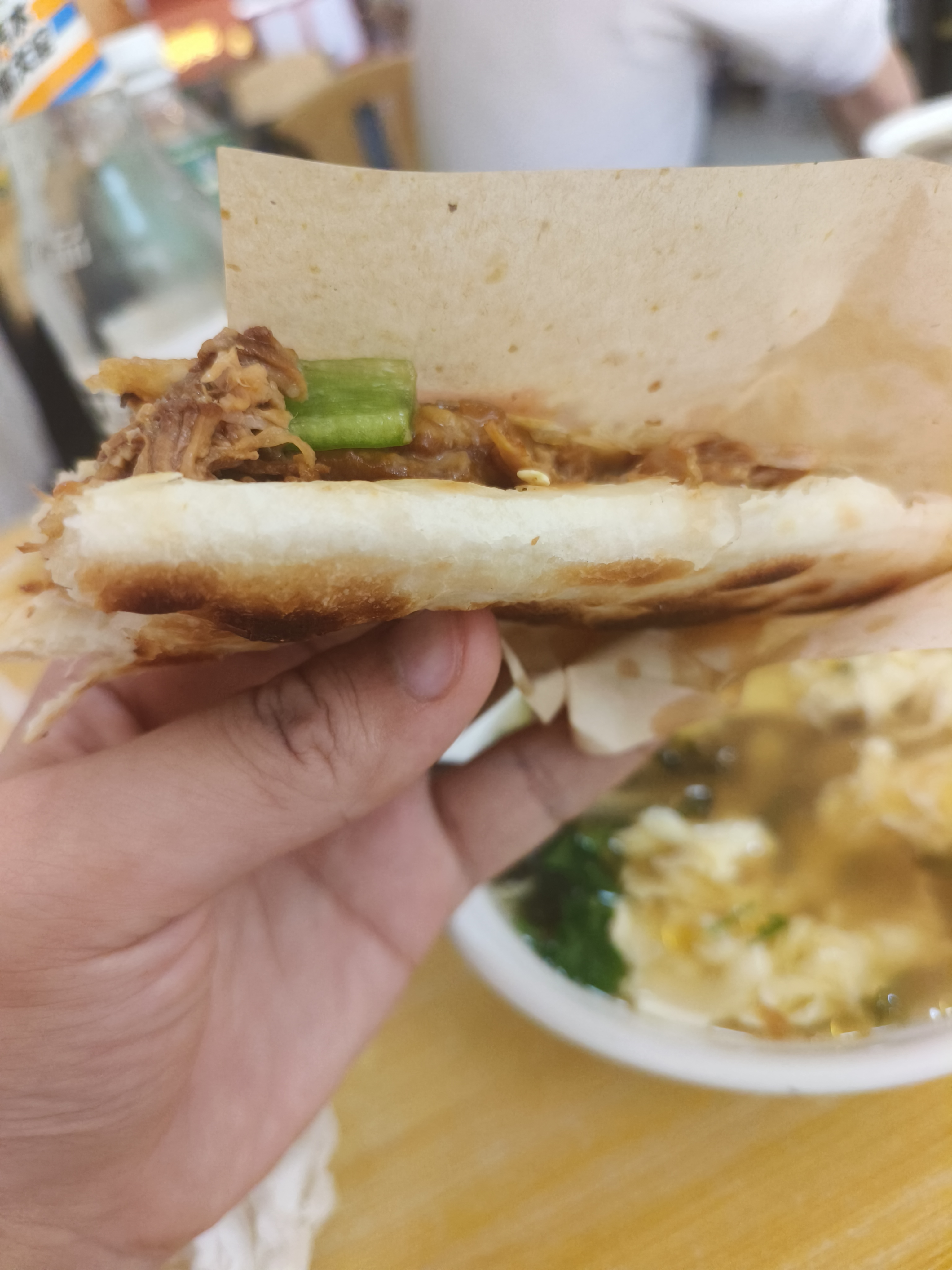 涿州饭店里的酱肉火烧