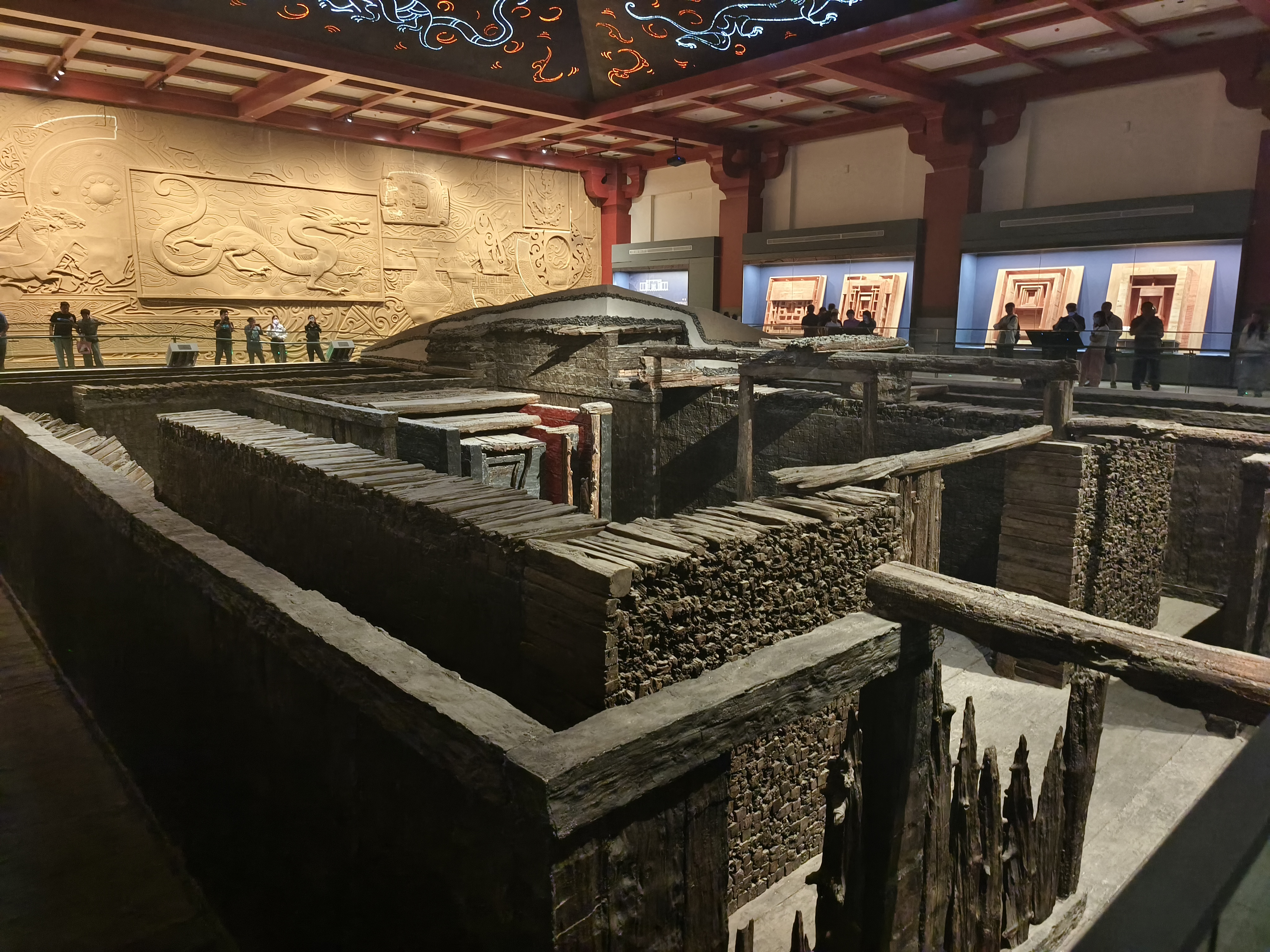 大葆台汉墓木垛与墓坑全景