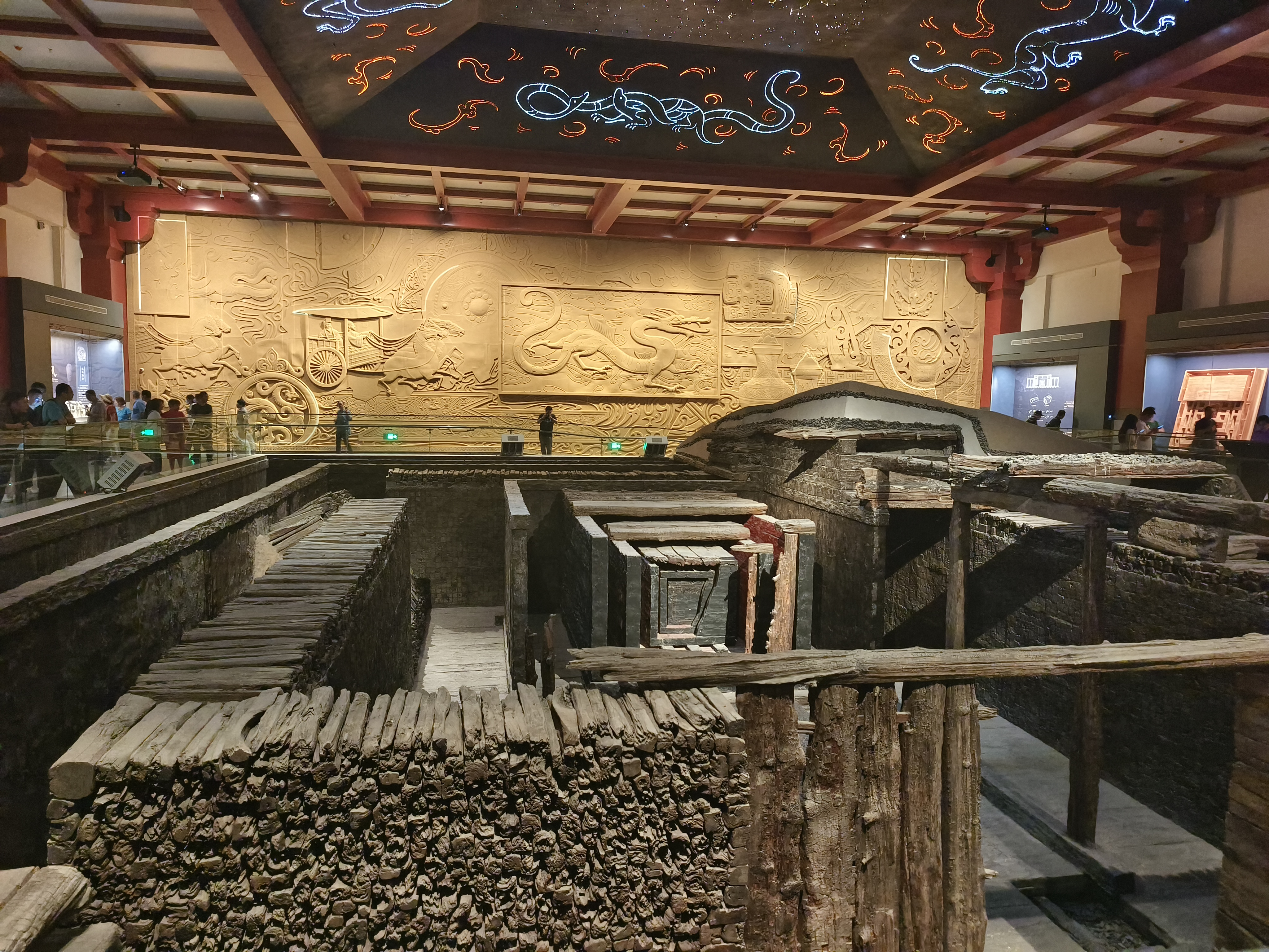 黄肠题凑木垛、墓坑与展馆背墙