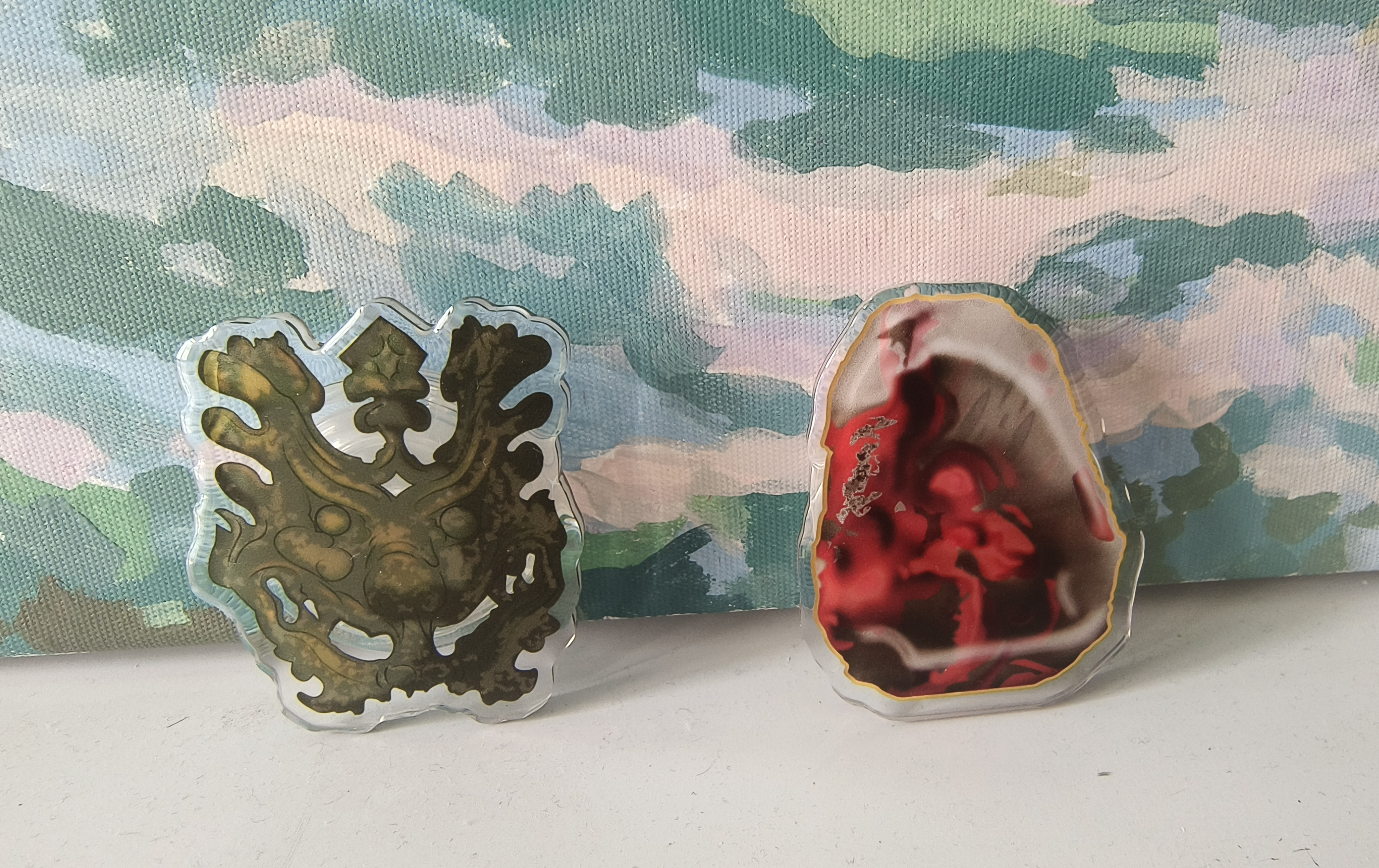 两件博物馆造型手机架纪念品