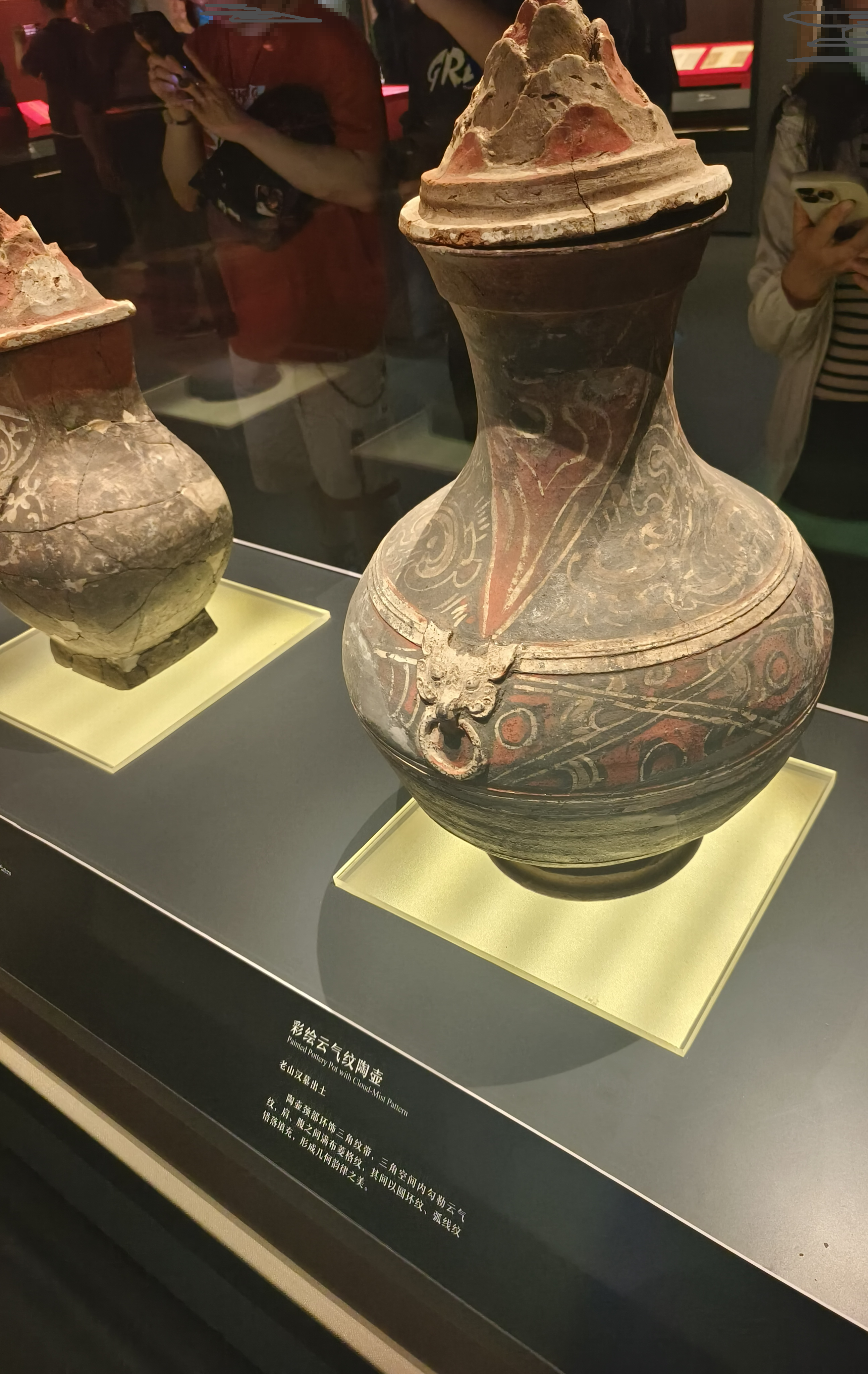 带山形盖与彩绘纹饰的陶壶展品