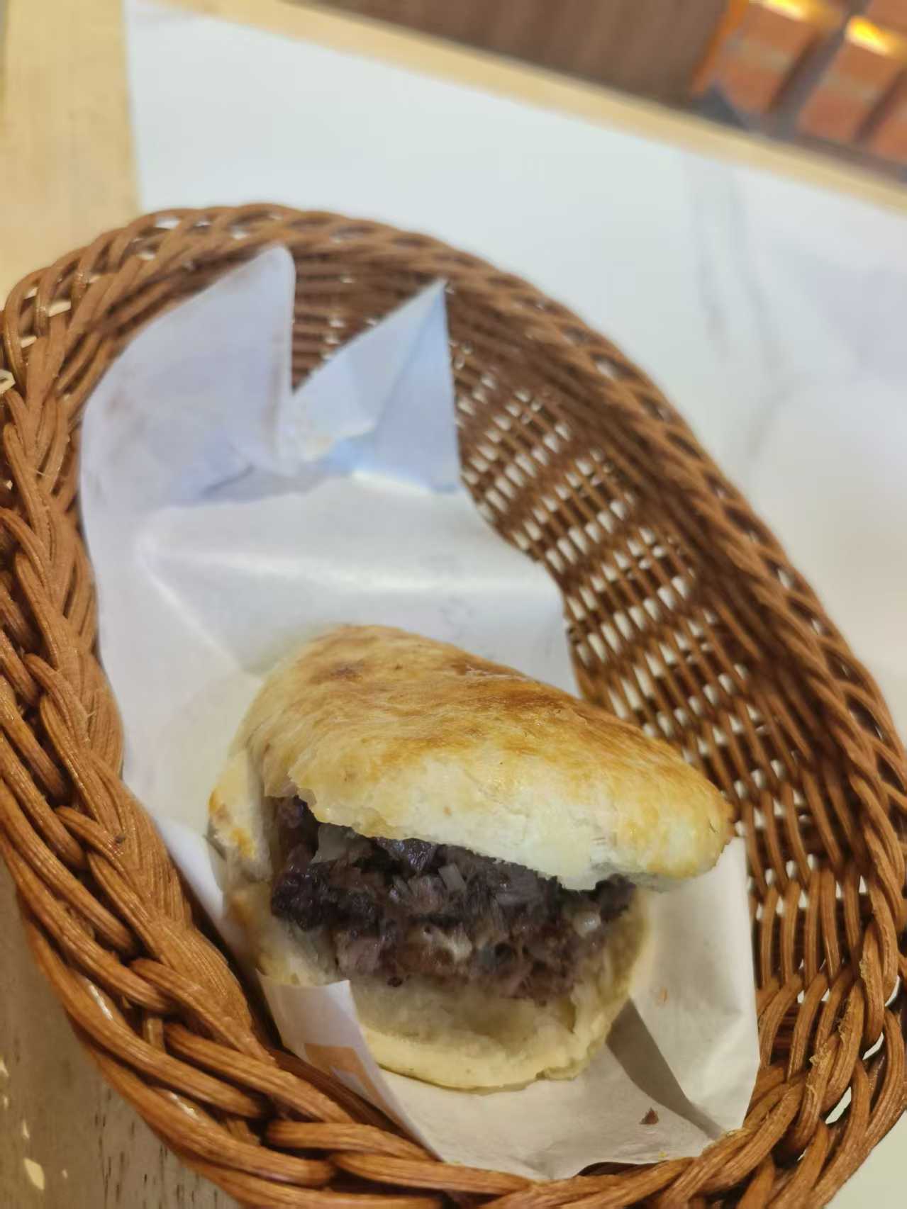 放在纸托里的保定驴肉火烧