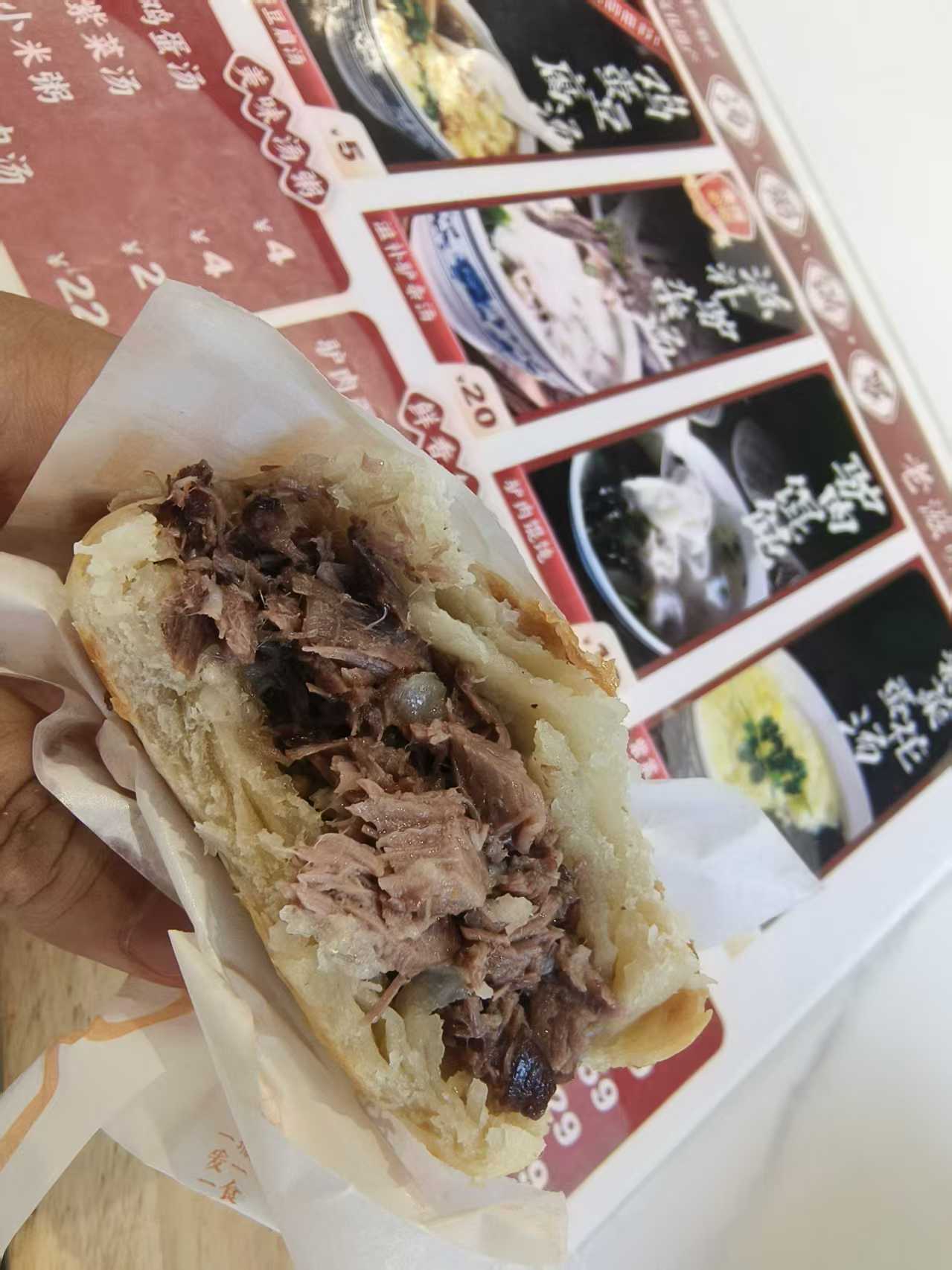手持驴肉火烧切面与肉馅
