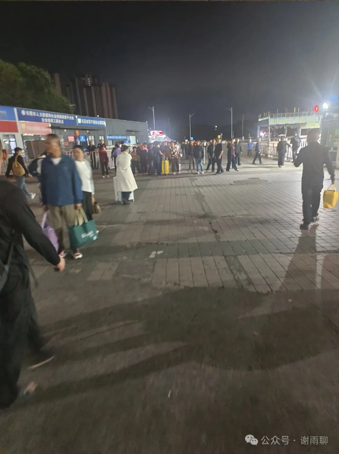 夜间车站广场上的旅客